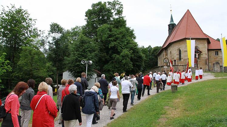 Eine Gruppe Wallfahrer trifft bei der Sternwallfahrt am Kreuzberg ein.  Fotos: Mathias Erlwein