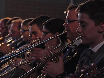 Als Gemeinschaftsorchester, bestehend aus rund 70 Musikern der Bläservereinigung Burkardroth und des Musikvereines Schondra, begeisterten die Mitwirkenden die Zuhörer in der Burkardrother Schulturnhalle. Fotos: Peter Klopf