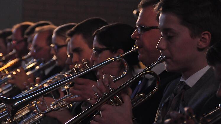 Als Gemeinschaftsorchester, bestehend aus rund 70 Musikern der Bläservereinigung Burkardroth und des Musikvereines Schondra, begeisterten die Mitwirkenden die Zuhörer in der Burkardrother Schulturnhalle. Fotos: Peter Klopf