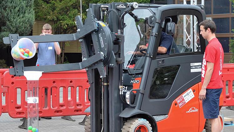 Geschicklichkeit ist beim Stapler-Cup in Nürnberg gefragt. Frankens Gabelstaplerfahrer haben sich am Wochenende zum Wettkampf getroffen. Foto: Nikolas Pelke