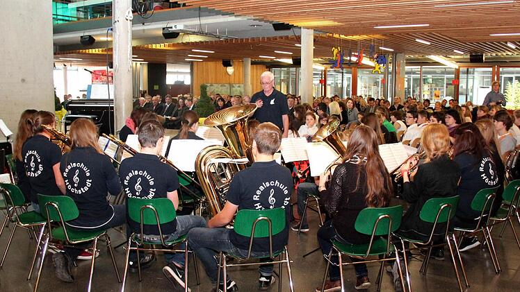 Der Bläserclub der Schule mit Werner Bärnreuther Foto: Johanna Blum