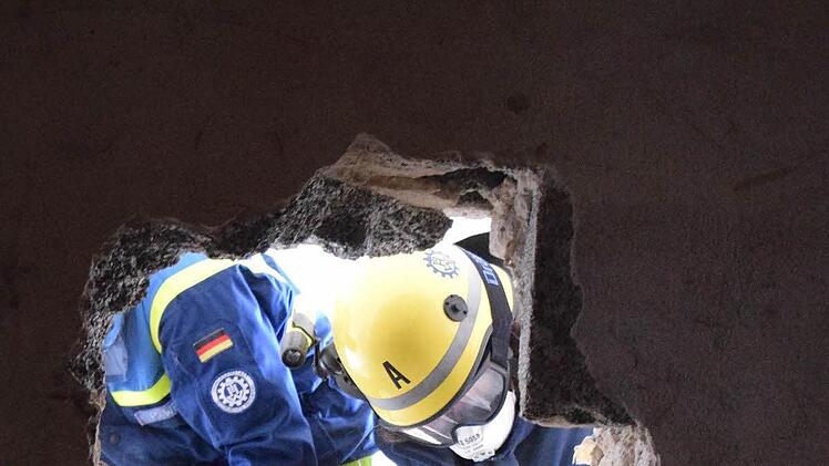 Durch die Wand: Zwei THWler beim Anfertigen eines Wanddurchbruchs Foto: THW/Daniel Schell