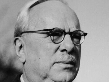 1934 forderte Max Brose von der Stadt Coburgeine Bronze-Büste von Adolf Hitler zurück, die er dem Stadtrat geliehenhatte.