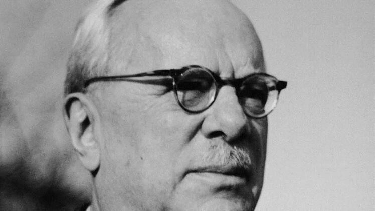 1934 forderte Max Brose von der Stadt Coburgeine Bronze-Büste von Adolf Hitler zurück, die er dem Stadtrat geliehenhatte.