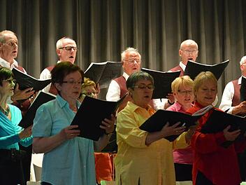 Der Aschacher Gesangverein trat zum Beginn der Bad Bockleter Quellentage 2015 auf.  Foto: Björn Hein