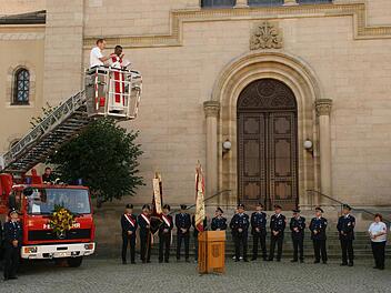 Im doppelten Sinne von oben kam der Segen für das neue Drehleiter-Fahrzeug der Feuerwehr Eltmann, denn Pfarrer Mark Odah stieg mit Bürgermeister Michael Ziegler für die Segnung in den Korb der Leiter. Dort segnete der Seelsorger das neue Auto vor der Eltmanner Kirche.  Fotos: sw