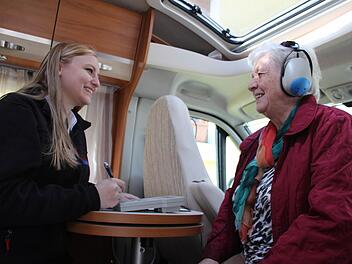 Edith Welsch aus Ludwigsstadt (links) mit Hanna Ebert beim Hörtest. Foto: Veronika Schadeck