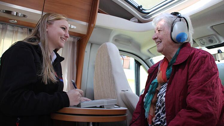 Edith Welsch aus Ludwigsstadt (links) mit Hanna Ebert beim Hörtest. Foto: Veronika Schadeck