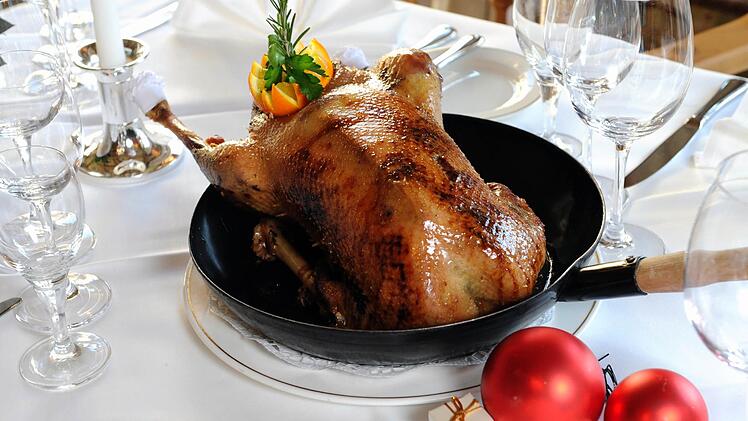 Eine Weihnachtsgans steht bei vielen an Weihnachten auf dem Menüplan.  Tobias Hase/dpa