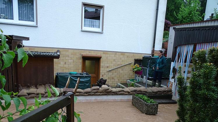 Die braune Brühe wälzt sich durch den Garten der Familie Schrenker. Foto: privat