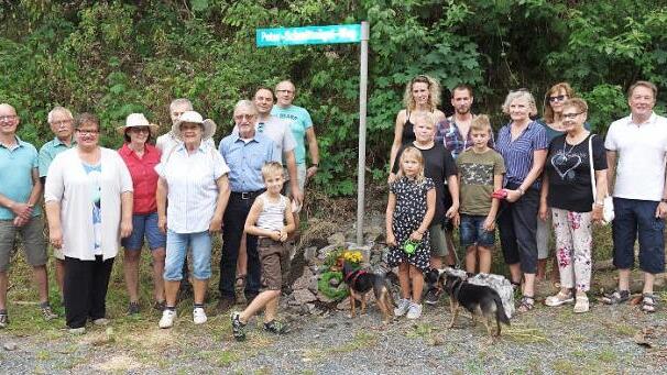 Viele Weggefährten aus dem familiären und beruflichen Umfeld sowie Vertreter der beteiligten örtlichen Vereine fanden sich zur Widmung des "Peter-Schmittnägel-Wegs" in Nordhalben ein.  Foto: Norbert Neugebauer