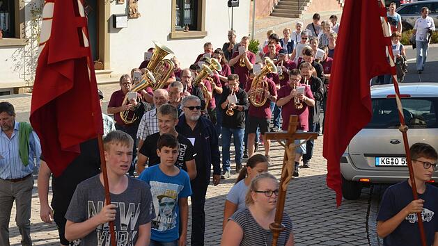 Ankunft der Wallfahrer aus Altbessingen zum gemeinsamen Feiern des Gottesdienstes und des Pfarrfestes in Gauaschach.Jana Keul