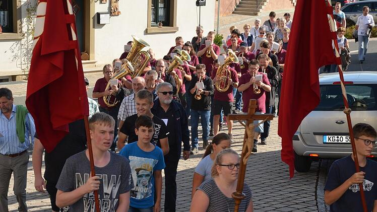 Ankunft der Wallfahrer aus Altbessingen zum gemeinsamen Feiern des Gottesdienstes und des Pfarrfestes in Gauaschach.Jana Keul
