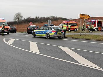 Über den Einmündungsbereich der Staatsstraße in die B 470 - hier bei einem Unfall am Freitag - klagen Adelsdorfer Bürger. Foto: Andreas Dorsch