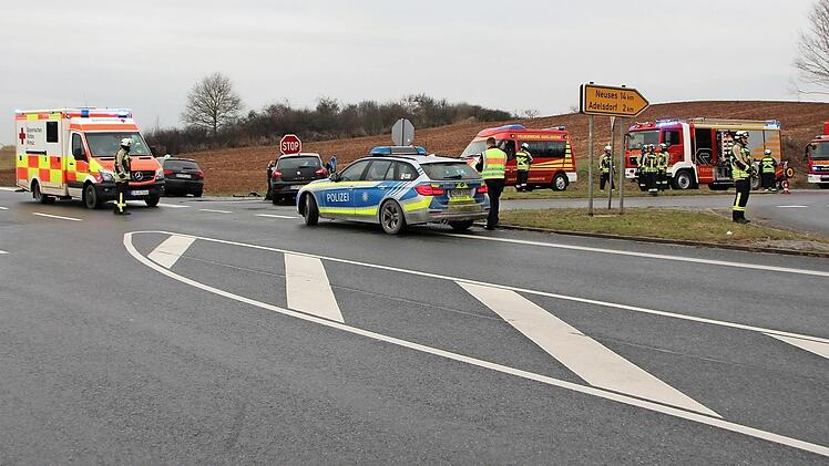 Über den Einmündungsbereich der Staatsstraße in die B 470 - hier bei einem Unfall am Freitag - klagen Adelsdorfer Bürger. Foto: Andreas Dorsch