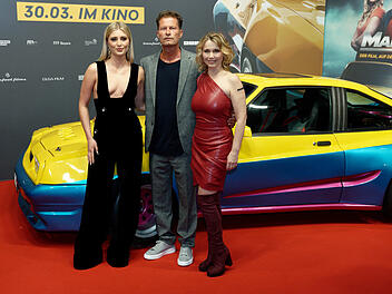 Zum Film "Manta Manta - Zwoter Teil" hat sich der Autobauer Opel geäußert - und den Fans eine klare Ansage gemacht. Die Schauspieler des Films (von links): Luna Schweiger, Til Schweiger und Tina Ruland.