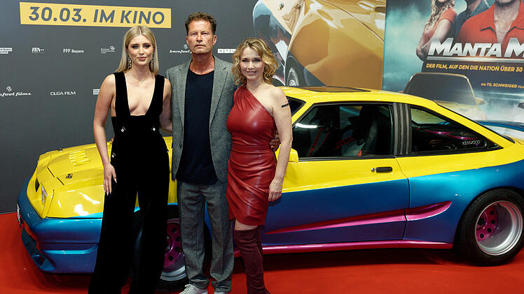Zum Film "Manta Manta - Zwoter Teil" hat sich der Autobauer Opel geäußert - und den Fans eine klare Ansage gemacht. Die Schauspieler des Films (von links): Luna Schweiger, Til Schweiger und Tina Ruland.