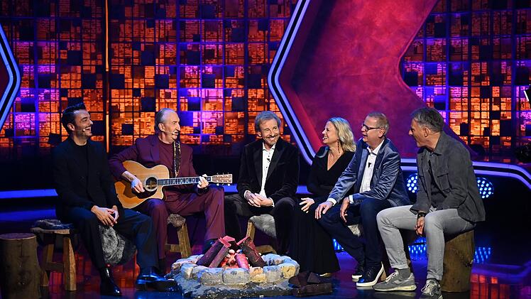 Mike Krüger (Zweiter von links) stimmte sogar ein Lied für Thomas Gottschalk (Dritter von links) an.