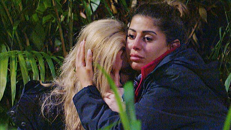 Mirja berichtet von ihren Panikattacken und findet Trost bei Eva.