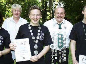 Die Schützenkönig, von links Vanessa Ozanic, Waltraud Schneider, Jan Raber, Wolfgang Rößner und Fabian Engelhardt; Günther Schramm konnte  seine Ritterwürde nicht persönlich in Empfang nehmen. Fotos: sw