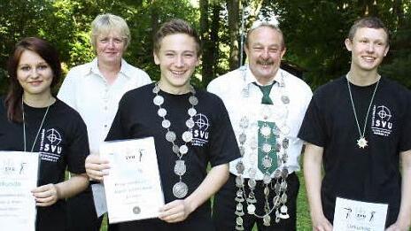 Die Schützenkönig, von links Vanessa Ozanic, Waltraud Schneider, Jan Raber, Wolfgang Rößner und Fabian Engelhardt; Günther Schramm konnte  seine Ritterwürde nicht persönlich in Empfang nehmen. Fotos: sw