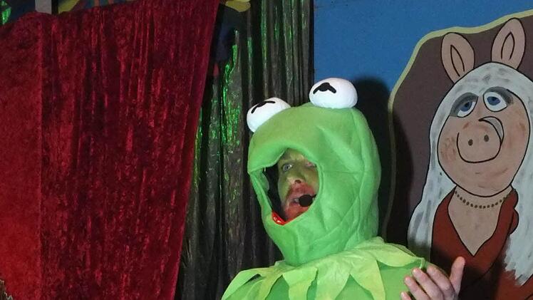 Andrea Freibott als Friedhelm, der Frosch von Freienboten.