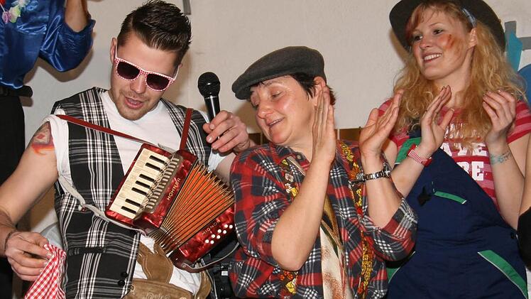 Die Imitation von Andreas Gabalier (Florian Will) mit "I sing a Liad für di" war der Knaller - und die Herzen der Mädels eroberte der Songimitator mit seiner karierten Brille und seinen Karo-Tüchern, die er aus der Lederhose beförderte, im Sturm.