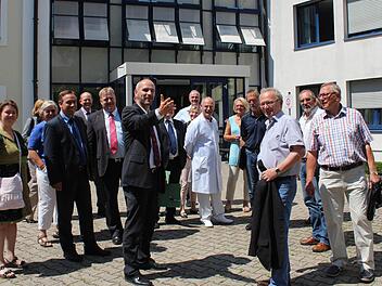 Verwaltungschef Albert Prickarz (vorne links) erläuterte den Ausschussmitgliedern, wo im Hof des Höchstadter Krankenhauses der Anbau stehen soll.  Foto: Andreas Dorsch