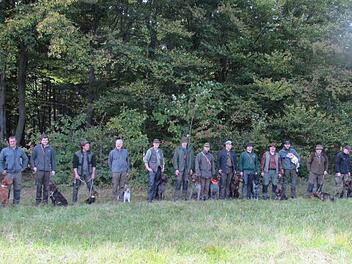13 Jagdhunde und ihre Führer bestanden in Volkers die Prüfung für die "jagdliche Brauchbarkeit". Foto: privat