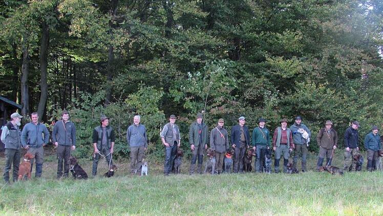 13 Jagdhunde und ihre Führer bestanden in Volkers die Prüfung für die "jagdliche Brauchbarkeit". Foto: privat
