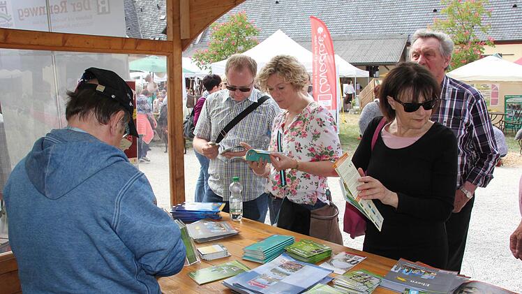 Der Stand des Fremdenverkehrsbüros war ständig dicht umlagert.Foto: Ralf Kestel