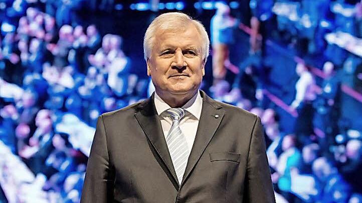 Horst Seehofer steht beim CSU-Parteitag im Rampenlicht - und draußen in der Kritik .  Foto: Sven Hoppe,dpa