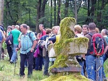 Die Grabsteine auf dem Werberger Friedhof werden gereinigt und aufgearbeitet.  Fotos: Stephanie Elm