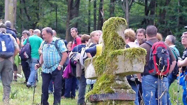 Die Grabsteine auf dem Werberger Friedhof werden gereinigt und aufgearbeitet.  Fotos: Stephanie Elm