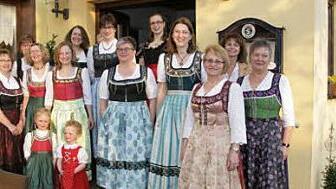 Eine fränkische Tracht schmückt viele Frauen.  Foto: VHS