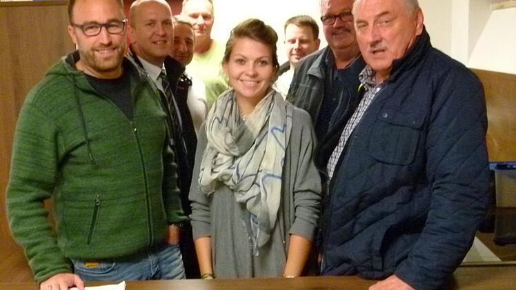 Klein, aber fein, die Küche im Jugendzentrum, in der gerade noch die Ausschussmitglieder und die Jugendleiterin Platz fanden. Lothar Weidner