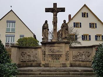 Nicht mehr lange wird das Mahnmal am Hallstadter Marktplatz stehen.Foto: Stadt Hallstadt