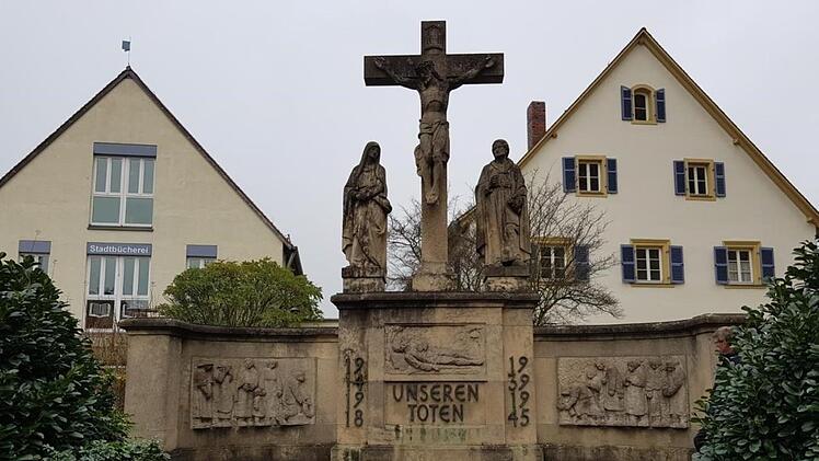 Nicht mehr lange wird das Mahnmal am Hallstadter Marktplatz stehen.Foto: Stadt Hallstadt