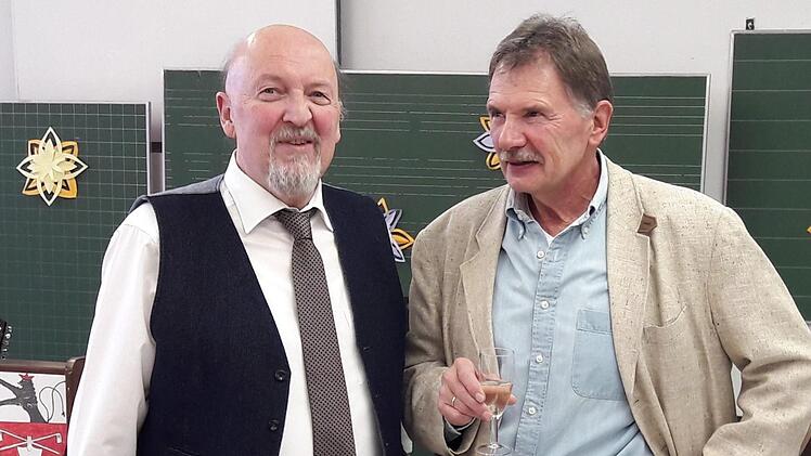 Lehrer Rudolf Ritz (rechts) wurde an der Mittelschule Maßbach verabschiedet. Links   Schulleiter Rektor Wolfgang Wittmann. Foto: Hartmut Hessel