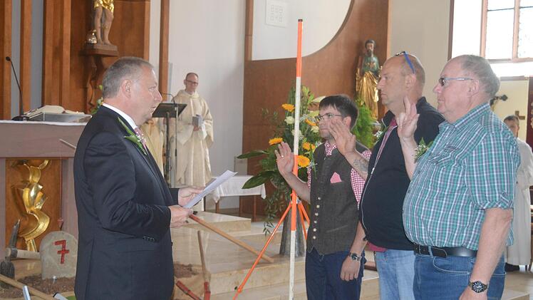 Landrat Thomas Bold nimmt in der Kirche die Vereidigung der neuen Feldgeschworenen vor.  Es sind dies Andreas Schlembach (Kleinwenkheim),             Friedhelm Wenzel (Volkershausen) und Rudolf Volk (Fridritt). Foto: Arthur Stollberger
