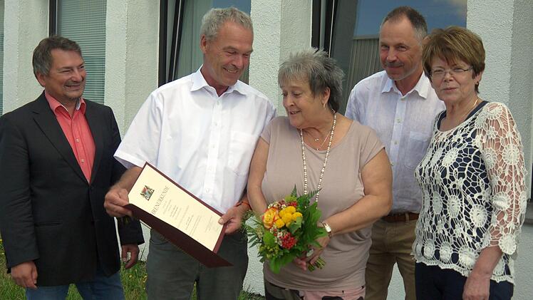 Unter Kollegen und Wegbegleitern: Peter Fröber, Frank Rebhan, Nata Dressel, Ulrich Wolf und Elke Protzmann  garnierten das Dienstjubiläum mit allerhand Geschichten.Berthold Köhler