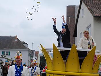 Hoheitlich grüßte das Prinzenpaar Stephan I. und Beate I. ihr närrisches Volk. Gerd Schaar