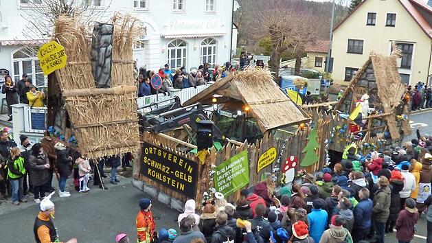 Die Kohlsteiner Narren des Ortsvereins Schwarz-Gelb hatten zu ihrem 40. Jubiläum frei nach Asterix und Obelix ein unbeugsames gallisches Dorf in Franken gebaut, auf dem stand: "Die spinna, die Kohlstana".  Fotos: Thomas Weichert