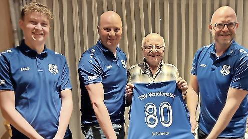 Unser Bild zeigt Schriftführer Frederik Schmitt (von links), Vorsitzenden Manuel Vorndran, Jubilar Heinrich Schlereth und Jugendleiter Alexander Pfülb .