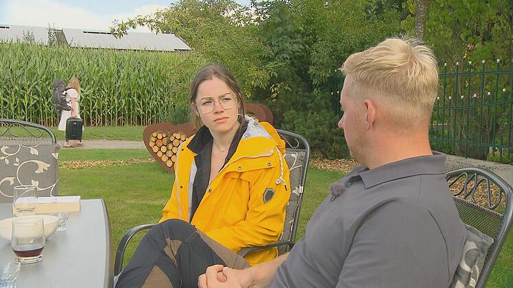 Emely (im Hintergrund) ist "sehr enttäuscht" von dem Bauern. Jennifer hat ihn nun ganz für sich.