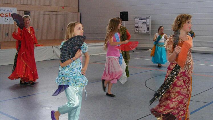 ... in der Aischgrundhalle ihre orientalischen Tänze.