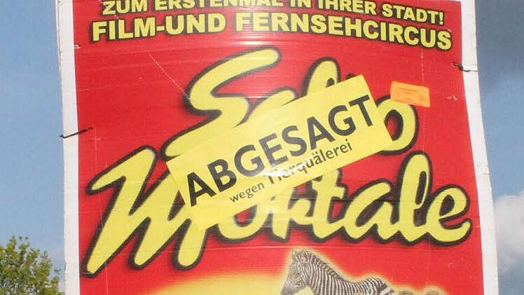 Überklebtes Plakat der Zirkus "Salto Mortale" in Bad Staffelstein. Den Aufkleber gibt es als Vorlage auf Internetseiten autonomer Tierrechtler.