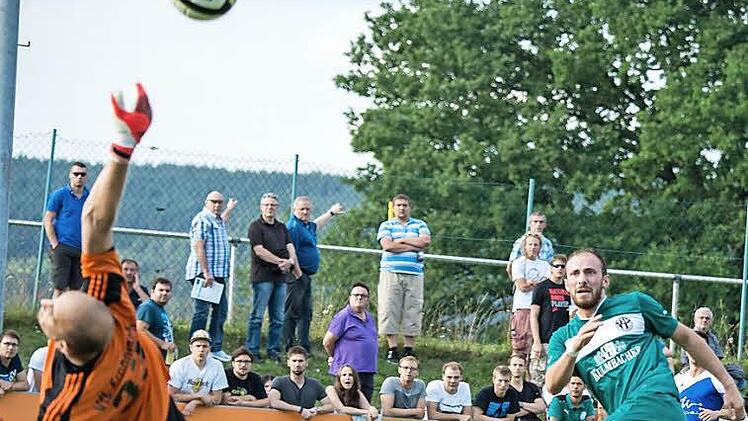 Ertac Tonka (rechts) erzielt mit einem Heber über den Frohnlacher Torwart Bauer hinweg das 1:1. Der Neudrossenfelder Stürmer wurde hinterher von beiden Trainern zum "Spieler des Spiels" gekürt. Foto: Alexander Muck