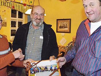 Manfred Schramm überreichte an Wolf-Dieter Meixner und Ingo Wolfschmidt (von links) ein Bild von der Straßenübergabe zwischen Dürrenried und Käßlitz vor genau 25 Jahren. Foto: Gerhard Schmidt