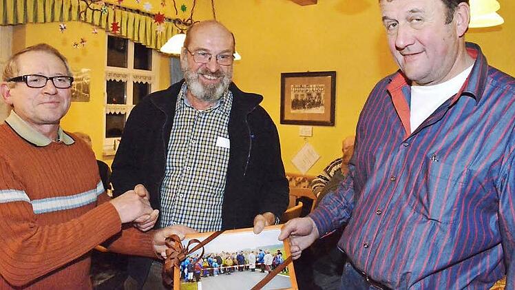 Manfred Schramm überreichte an Wolf-Dieter Meixner und Ingo Wolfschmidt (von links) ein Bild von der Straßenübergabe zwischen Dürrenried und Käßlitz vor genau 25 Jahren. Foto: Gerhard Schmidt
